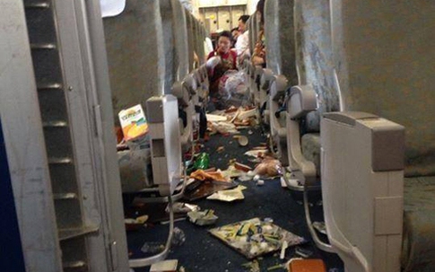 Máy bay Vietnam Airlines "rơi tự do" hành khách hoảng hồn 