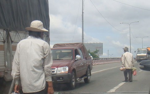 Hàng rong và những pha “biểu diễn” thót tim