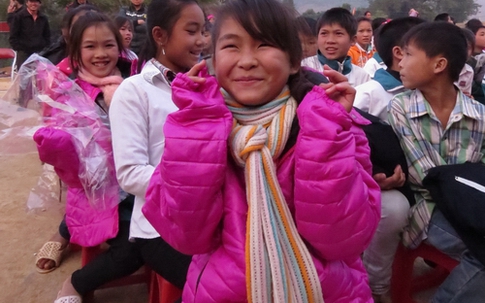 300 chiếc áo ấm đến với học sinh vùng đặc biệt khó khăn huyện Mộc Châu