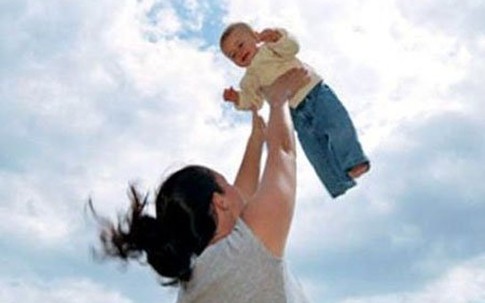 Rung lắc mạnh, mẹ Việt vô tình hại con?