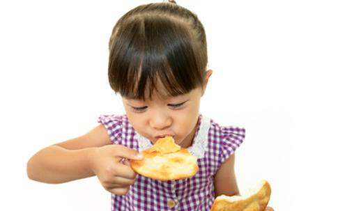 Hãy để bé tự ăn khi lên 2 tuổi