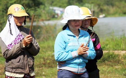 Đẫm nước mắt cha mẹ mong con bên bờ Sêrêpok