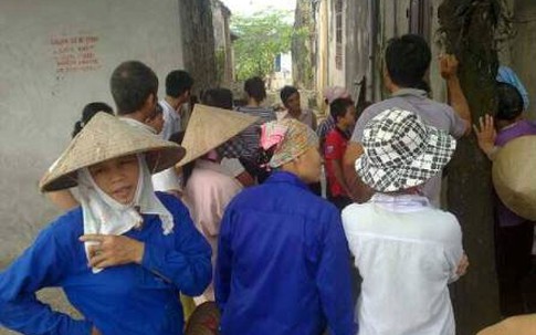 Mẹ ném con xuống ao vẫn tới xem cùng đám đông