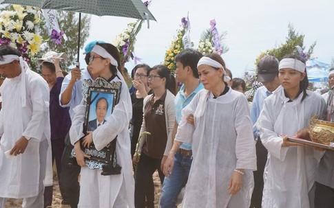 Người dân khóc nghẹn tiễn đưa Phó chủ tịch tỉnh Quảng Nam