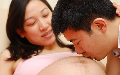Những việc bố nên làm để bảo vệ thai nhi trong 9 tháng thai kỳ