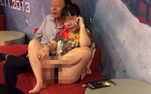 Phát hoảng với hình ảnh hớ hênh của một phụ nữ tại rạp chiếu phim