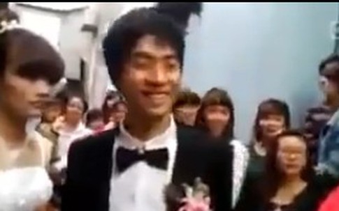 Cô dâu lạnh lùng không cho chú rể hôn trong đám cưới