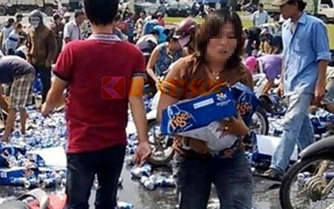 Tài xế nhớ lại cảnh van xin đừng “hôi của” khi bia đổ