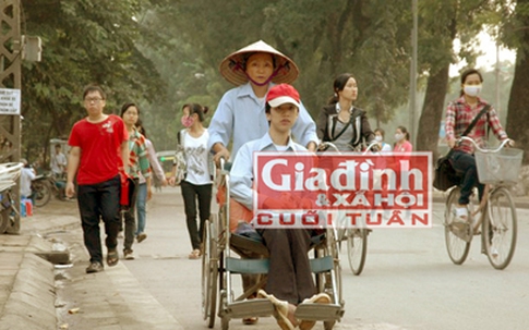Người mẹ nghèo ròng rã đẩy xe lăn cùng con theo đuổi con chữ