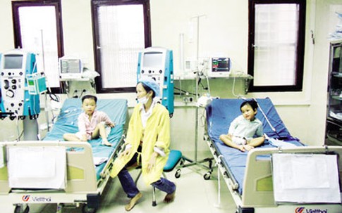 Vụ bố ép con uống thuốc diệt cỏ ở Hà Nội: Lọc máu liên tục cứu 3 cháu bé
