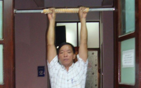 Dùng xà đơn chữa thoát vị đĩa đệm