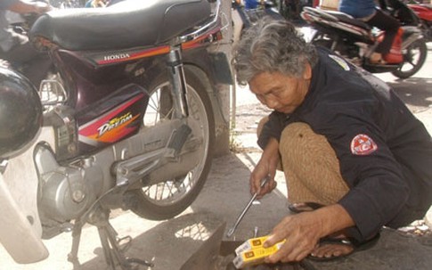 Cụ bà 79 tuổi “múa gậy” điều tiết giao thông