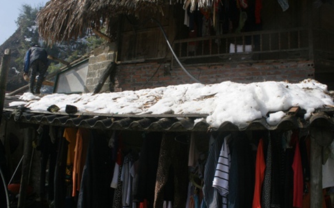 Trẻ vùng cao Lào Cai không đủ quần áo trong cái lạnh thấu xương