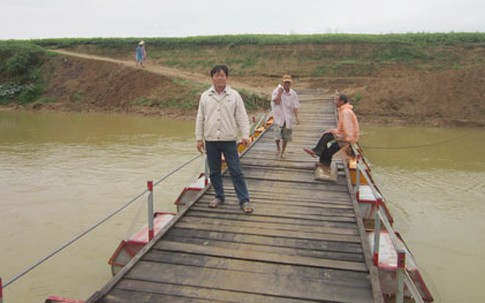 Cầu phao lòng dân 