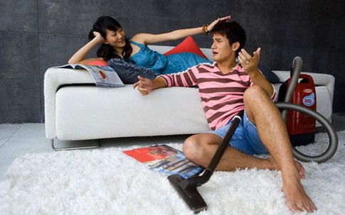 "Cô không biết làm đàn bà à?”