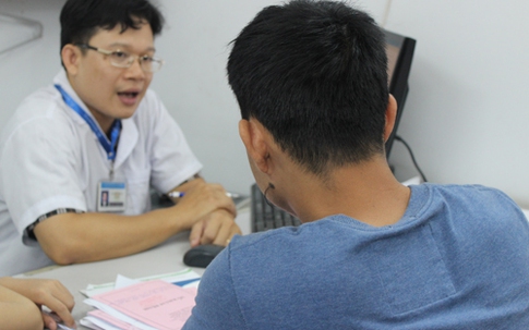 Bố mẹ bất ngờ khi cậu ấm cô chiêu 'đập đá'