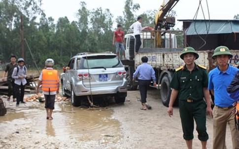 Tiếng gào thét kêu cứu từ chiếc xe chở Phó Giám đốc sở