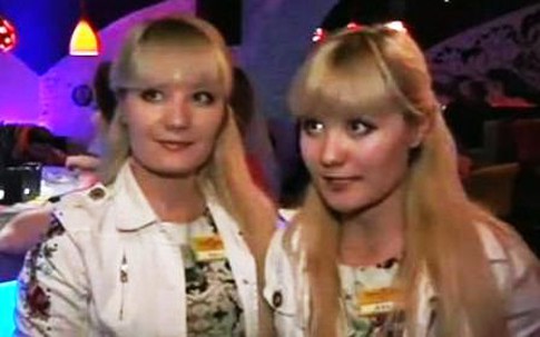 Kỳ lạ nhà hàng chỉ tuyển dụng các cặp song sinh