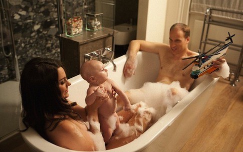 Lộ ảnh "vợ chồng hoàng tử Anh" cùng con tắm bồn