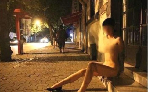 Kiều nữ "khỏa thân" giữa phố bị cảnh sát truy lùng