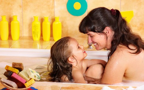 Chuyên gia nói gì về việc cha mẹ cởi đồ trước mặt con?