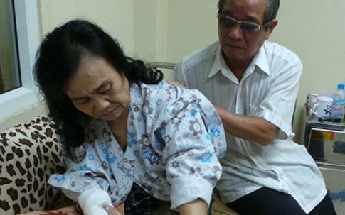 Bị nhắc nhở, người đàn ông to khỏe đánh gãy xương bà già