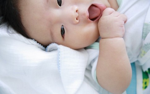Giúp bé phát triển trí não nhờ thức ăn và giấc ngủ