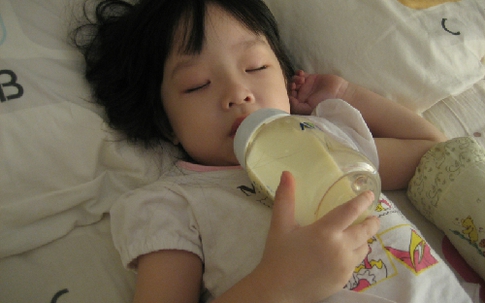 Không nên cho bé bú bình khi ngủ