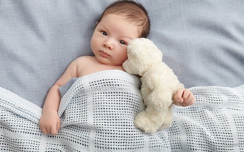 Những nguyên nhân khiến bé rụng tóc mẹ ít ngờ tới nhất