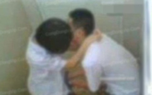 Choáng với cặp đôi "mây mưa" làm sập bồn cầu nhà vệ sinh