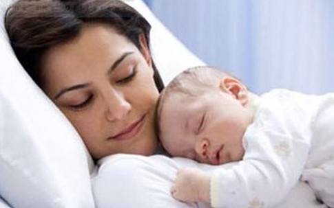 Đẻ con xong mẹ mất luôn bạn bè