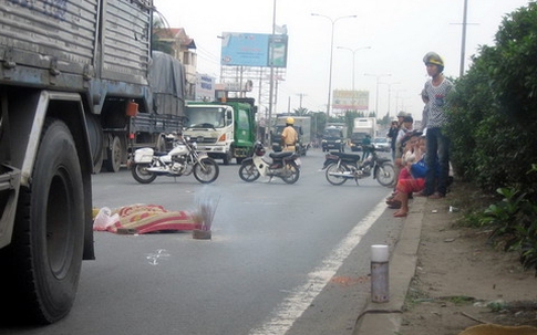 Chết thảm vì nghe điện thoại khi băng qua đường