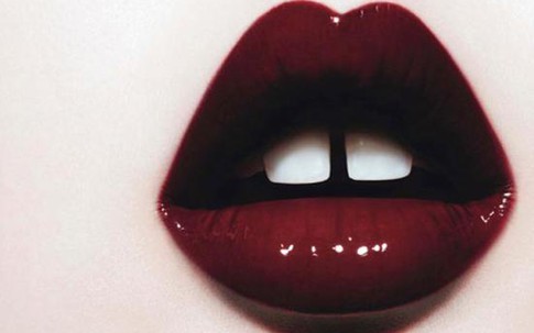 Môi đỏ thắm "đánh tan" ngày đông lạnh