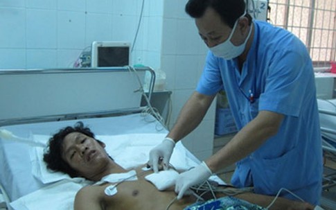 Cứu sống người tự lấy dao đâm thủng tim