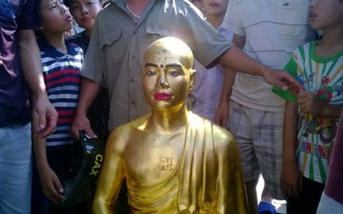 Sư trụ trì thay tượng Phật cổ bằng tượng mình ở Hà Nội?