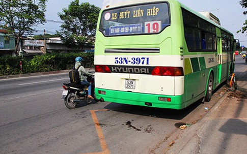 Một phụ nữ bị cửa xe buýt cắt nát chân