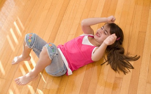 Bé thích ném đồ vật: cha mẹ đừng cấm con!