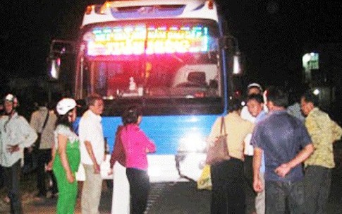 Xe khách tông chết người rồi đem chôn?