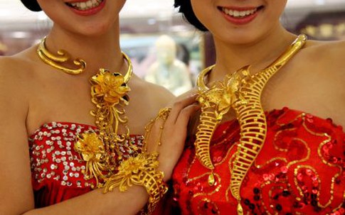 Giá vàng lao dốc mạnh