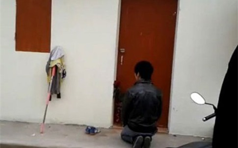 Ôm hoa, quỳ gối trước phòng trọ cầu xin người yêu