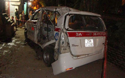 Kinh hoàng tàu hỏa tông taxi, 9 người cùng gia đình thương vong