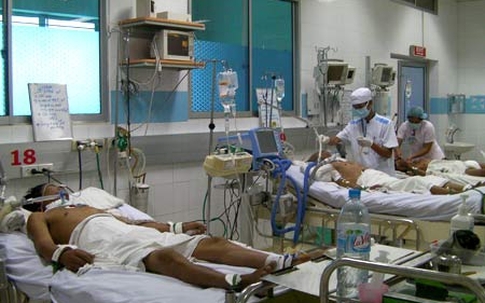 Bị dằm đâm vào chân, bé trai nguy kịch