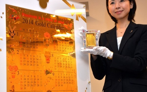 Ngắm cuốn lịch năm mới khổng lồ được làm bằng 10kg vàng ròng