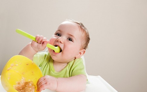10 mẹo giúp mẹ tập cho bé tự xúc ăn bằng thìa