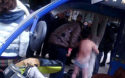 Phẫn nộ cảnh bé trai bị lột truồng, trói giữa trời lạnh