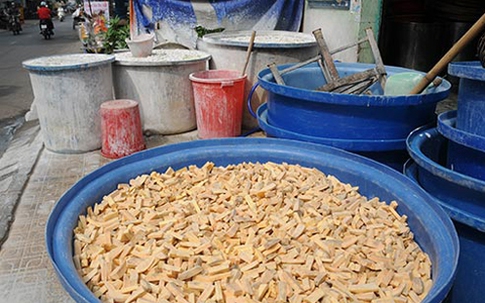 Trái cây hỏng, ngâm hóa chất thành mứt tết