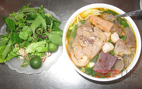 Ăn đồ Huế bình dân phố Nguyễn Phong Sắc