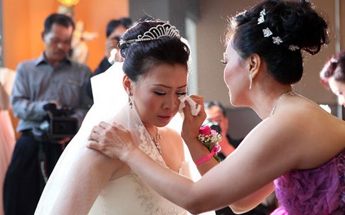 Vì sao mẹ đẻ không đưa con gái về nhà chồng?