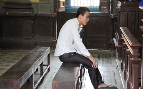 Đuổi mẹ ra khỏi phòng để quan hệ với gái nhí