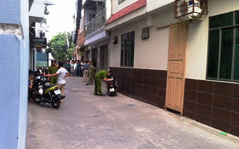 Gọi điện không được, xông vào nhà cắt cổ người yêu rồi tự sát